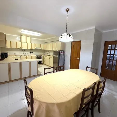 3 Bedroom 15 Min Walk To Sanctuary 아파트